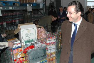 El Consejero de Inmigracin y Cooperacin, Fernndez-Lasquetty visita el Banco de Alimentos de Madrid.