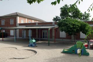 La Escuela Infantil La Chopera remodela su patio y su fachada.