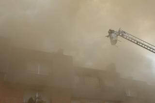 Los bomberos extinguen el fuego de una nave en Alcobendas