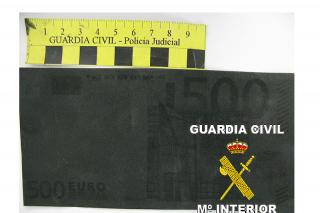 La Guardia Civil detiene a tres hombres por estafar 11.000 euros a una mujer en Tres Cantos