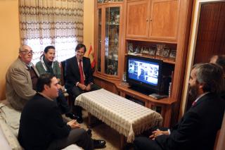 El alcalde de Alcobendas sube a una casa de La Zaporra para ver la tele