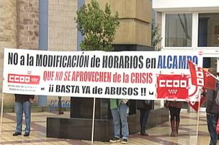 Los trabajadores del Alcampo La Vega de Alcobendas reiteran su protesta contra los horarios que les impone la empresa