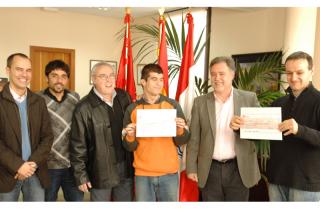APADIS recibe el dinero recaudado en el partido solidario de periodistas contra toreros