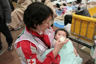 Cruz Roja Japonesa se vuelca con las vctimas del sesmo
