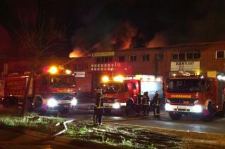 Un incendio arrasa con siete naves industriales en San Sebastin de los Reyes