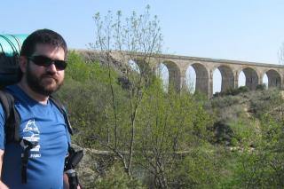 El blog del GR10: Aventura madrilea en la montaa. Foto: Ral Terrn y el puente de la va del tren de Miraflores de la Sierra