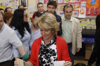 Esperanza Aguirre ejerce su derecho al voto