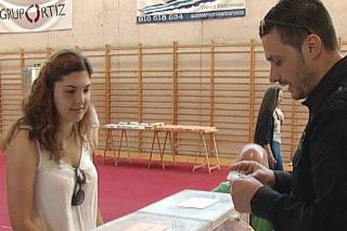 Sanse vota en un ambiente relajado con resaca del 15 M