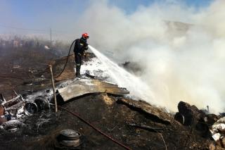Un incendio en un desguace en San Sebastin de los Reyes obliga a activar 8 dotaciones bomberos