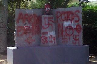 IU presenta una mocin para erradicar las acciones neonazis en Sanse. Foto: Pintadas el conjunto escultrico dedicado a Miguel Hernndez en la Rosa Luxemburgo 