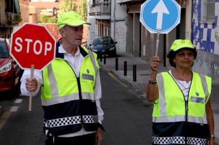 Los voluntarios viales, una garanta para la seguridad de los nios a la entrada y salida de los colegios en Alcobendas