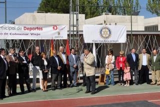 El Ayuntamiento de Colmenar Viejo recibe un desfibrilador de manos del Rotary Club Sierra de Madrid