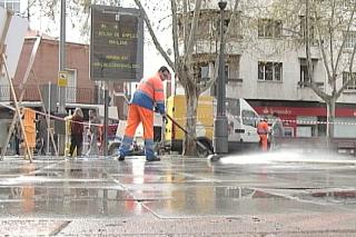 El PSOE denuncia que la calle Constitucin de Alcobendas se encuentra en estado de abandono.