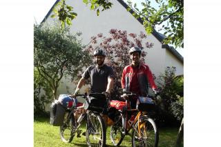Dos jvenes harn 18.000 kilmetros en bici, de Francia a Vietnam, para ayudar a nios con fibrosis qustica.