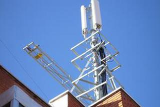 Vodafone cede a las presiones vecinales y retira la antena de telefona en la plaza Ciudad Real de San Sebastin de los Reyes