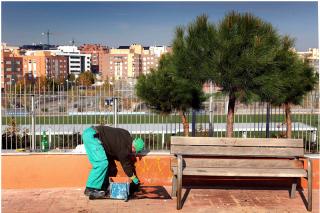 El Ayuntamiento de Alcobendas contrata a veinte personas para mejorar los  parques y eliminar  pintadas.