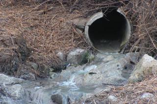 La Asociacin Ecologista El Alcornoque denuncia vertidos ilegales en el arroyo Trofa al altura de Hoyo de Manzanares