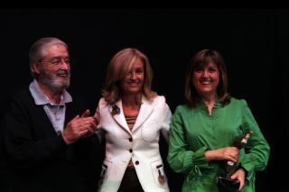 Foto: Premios de 2011 a Pilar Crespo, directora de APAMA y Fundacin Padre Garralda