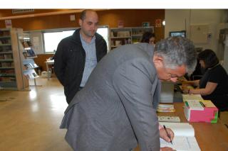 El Alcalde de Colmenar Viejo firmando el libro de visitas de la Biblioteca Municipal Miguel de Cervantes