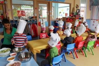 Taller de cocina para nios de dos aos en la Escuela Infantil El Cuquillo