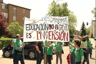 Ms de doscientas personas se concentran frente a la Direccin de rea Territorial Madrid Norte contra los recortes educativos
