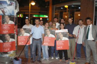 Los municipios del norte de Madrid inician la campaa de las europeas. Pegada de carteles del Partido Socialista de San Sebastin de los Reyes.