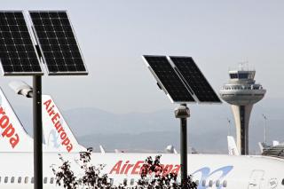 Ecologa y ahorro: El aeropuerto de Barajas se ilumina con farolas LED
