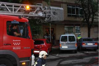 Un pequeo incendio en una vivienda de Alcobendas se salda con un hombre intoxicado por inhalacin de humo.