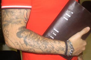 Pierde autoridad un agente local por llevar un tatuaje o un piercing?.