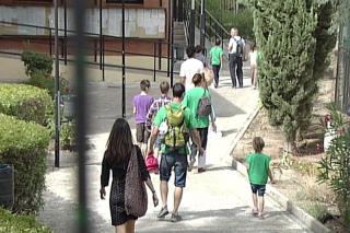 La Comunidad de Madrid deja sin ruta a los alumnos del colegio pblico de Lozoyuela y obliga a los padres a pagar el comedor