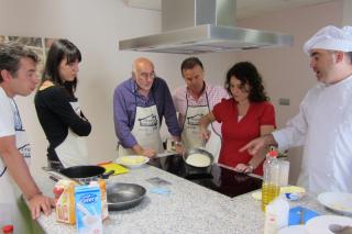 Hombres y mujeres participan en Tod@comemos, tod@s cocinamos