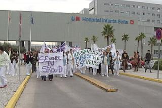 Los bomberos se unen a la protesta de los sanitarios del hospital Infanta Sofa de San Sebastin de los Reyes