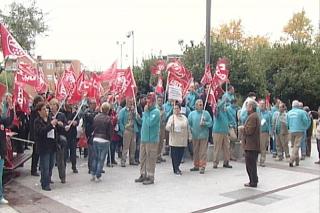 Unos doscientos trabajadores de Seromal se concentran frente al Ayuntamiento de Alcobendas.