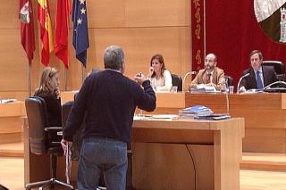 La plataforma antidesahucios pide al ayuntamiento de Alcobendas que presione a los bancos para evitar los desalojos