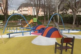 Alcobendas estrena una nueva zona infantil en el Parque Asturias-Cantabria.