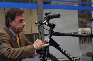 El alcalde de Alcobendas registra su bicicleta por si se la roban. 