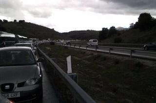Un accidente en la A1 a la altura de Cabanillas de la Sierra provoca la primera gran retencin de la Semana Santa.