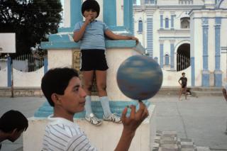 Fotografa premiada: Mxico 1985. Nios jugando en un patio de Alex Webb