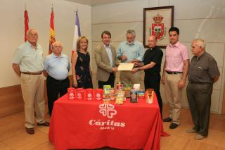 El ayuntamiento de Tres Cantos entrega 2.500 euros y 500 kilos de alimentos a Critas.