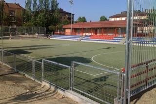 El ayuntamiento de Tres Cantos destinar 25.300 euros a cambiar el csped del Polideportivo La Maliciosa.