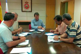 Propietarios del Sector Embarcaciones firman un convenio con el ayuntamiento para mejorar las zonas privadas de uso pblico