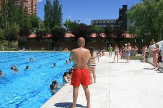 Cruz Roja Tres Cantos recuerda a pie de piscina los riesgos de tomar el sol sin proteccin.