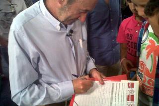 Las juventudes socialistas de Colmenar, Sanse y Latina recogen cinco mil firmas contra el tasazo universitario.
