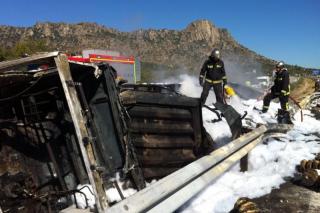 Los bomberos extinguen un trailer que ha ardido tras sufrir un accidente en la carretera de Burgos