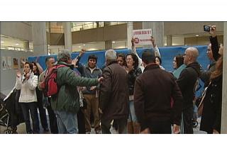 25 personas ocupan durante 15 minutos el hall del Ayuntamiento de Alcobendas para pedir vivienda social.
