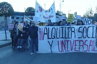 La plataforma de afectados por la hipoteca protesta por las condiciones de las viviendas sorteadas en Alcobendas.