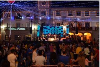 Colmenar Viejo celebra su tradicional fiesta de Nochevieja en la carpa de la plaza de toros.