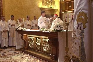El cardenal arzobispo de Madrid, Rouco Varela, oficia la Misa Mayor de las fiestas de la Paz de Alcobendas.