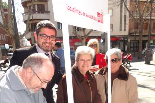El PSOE de Alcobendas recoge firmas contra los parasos fiscales en Europa