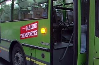 Los conductores de autobuses en huelga se concentran frente al Consorcio Regional de Transportes.